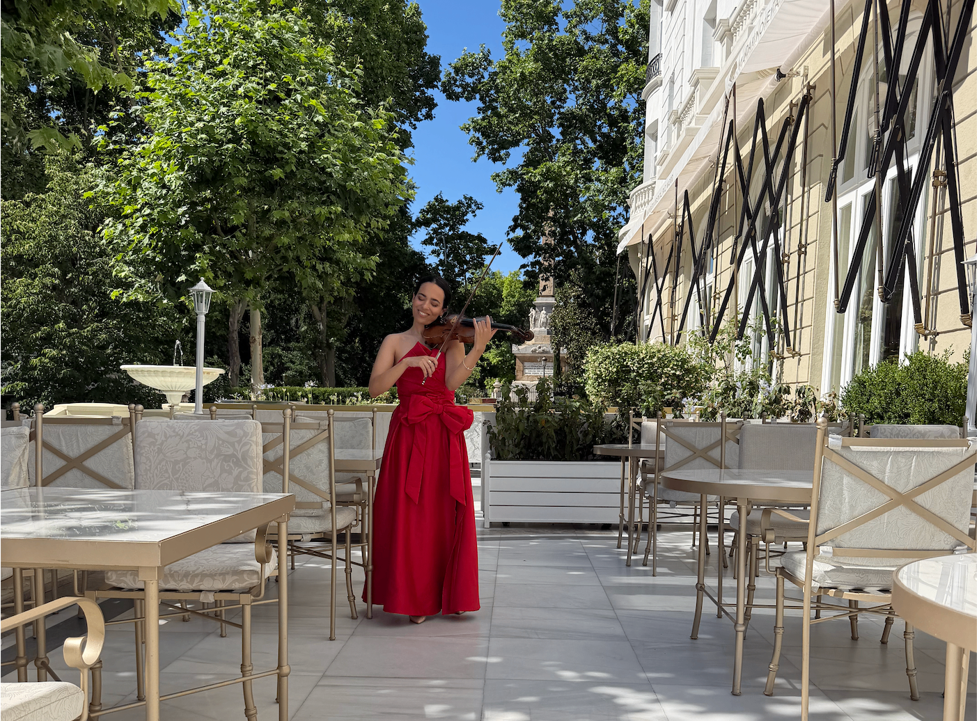 Liana Reyes con violín en el Hotel Ritz, Madrid